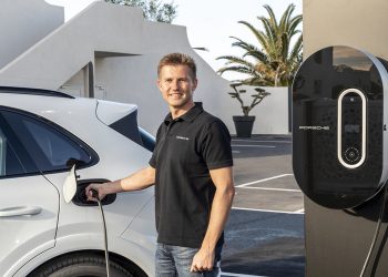 Porsche’s New Cayenne Electric Will Offer Cable-Free, Easy Charging